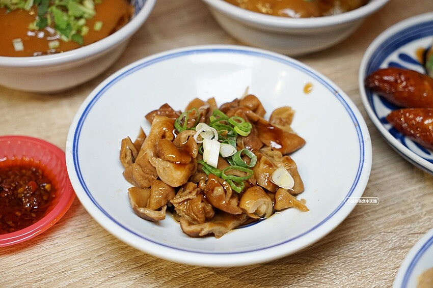 台中少見浮誇海陸麵線結合脆皮肉圓、祕醬甜不辣，古早味人氣小吃這裡一次通通吃齊！！