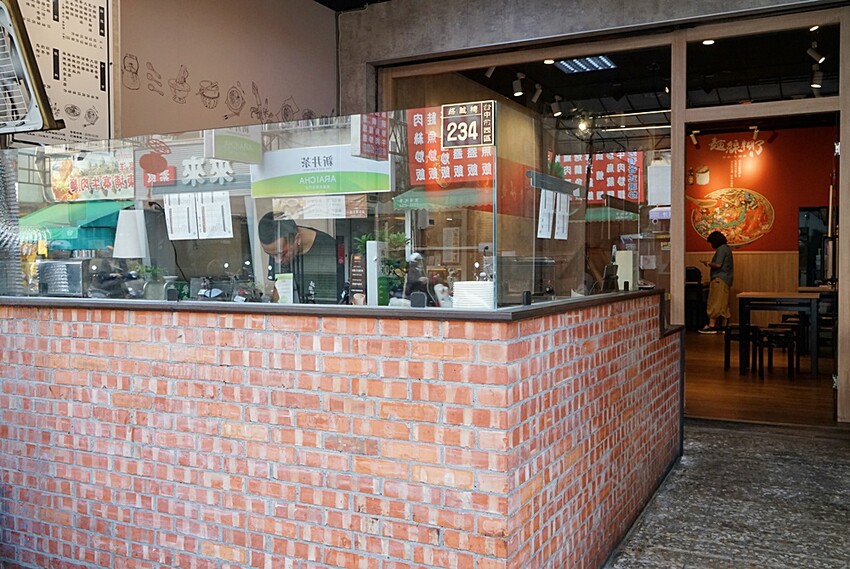 台中少見浮誇海陸麵線結合脆皮肉圓、祕醬甜不辣，古早味人氣小吃這裡一次通通吃齊！！