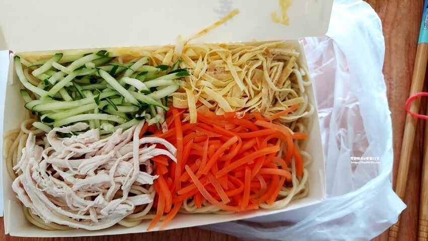 五甲地區銅板美食 – 涼宸即食好食專賣店 涼拌或是拌麵通通都有