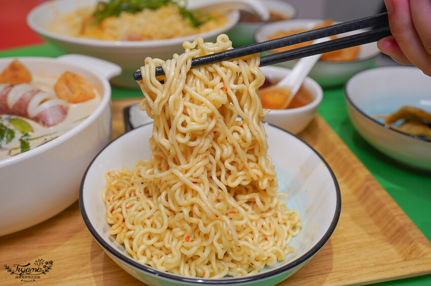 高雄麻辣燙。Eight Hot 不一樣的麻辣燙,必吃麻奶海鮮鍋,想吃什麼自由選!! @緹雅瑪 美食旅遊趣