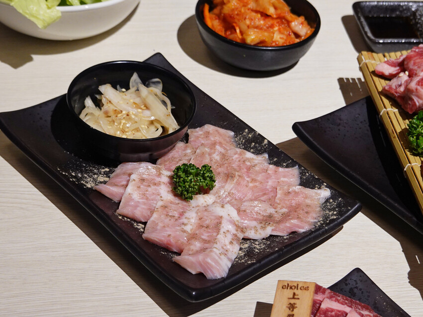 新北新店—牛燒肉Yakiniku｜和牛不再遙不可及 燒肉套餐一人八百有找｜大坪林、七張、耕莘醫院、新店高中