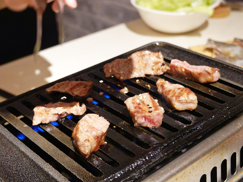新北新店—牛燒肉Yakiniku｜和牛不再遙不可及 燒肉套餐一人八百有找｜大坪林、七張、耕莘醫院、新店高中
