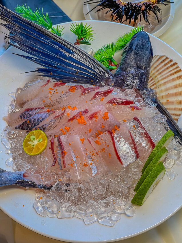 澎派水產 – 後壁湖必吃 x 100元澎湃生魚片 活跳跳新鮮海鮮 季節限定飛魚生魚片 超高CP值海產餐廳 大港入船