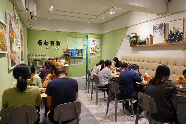 桃園市中壢區肉食族也能開心吃的中壢中原大學香知有素蔬食餐廳,好吃中壢中原素食炸物,素食拉麵免費加湯加麵還附飲料