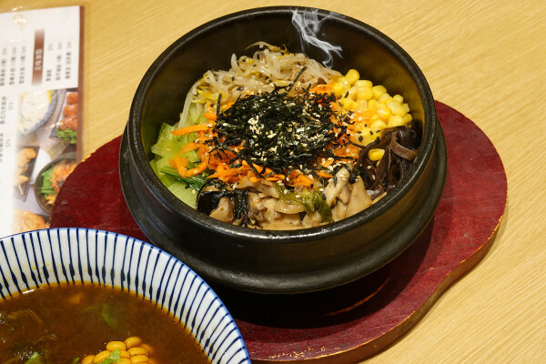 桃園市中壢區肉食族也能開心吃的中壢中原大學香知有素蔬食餐廳,好吃中壢中原素食炸物,素食拉麵免費加湯加麵還附飲料