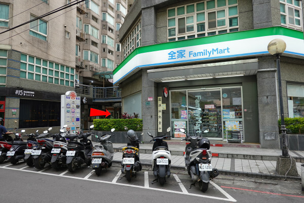 桃園市中壢區肉食族也能開心吃的中壢中原大學香知有素蔬食餐廳,好吃中壢中原素食炸物,素食拉麵免費加湯加麵還附飲料