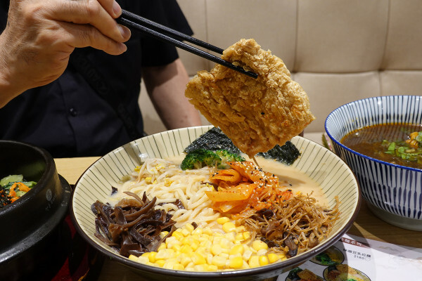 桃園市中壢區肉食族也能開心吃的中壢中原大學香知有素蔬食餐廳,好吃中壢中原素食炸物,素食拉麵免費加湯加麵還附飲料