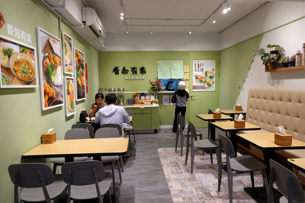 桃園市中壢區肉食族也能開心吃的中壢中原大學香知有素蔬食餐廳,好吃中壢中原素食炸物,素食拉麵免費加湯加麵還附飲料