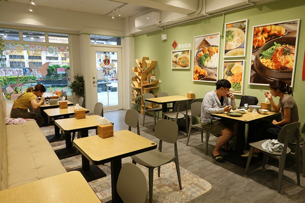 桃園市中壢區肉食族也能開心吃的中壢中原大學香知有素蔬食餐廳,好吃中壢中原素食炸物,素食拉麵免費加湯加麵還附飲料