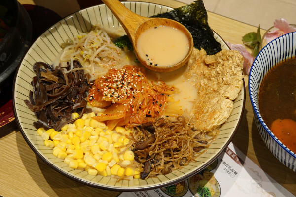 桃園市中壢區肉食族也能開心吃的中壢中原大學香知有素蔬食餐廳,好吃中壢中原素食炸物,素食拉麵免費加湯加麵還附飲料