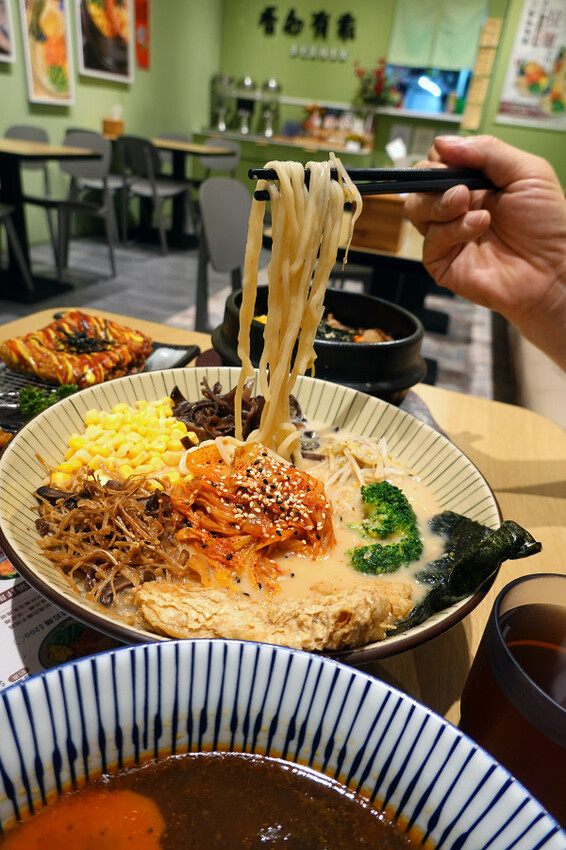 桃園市中壢區肉食族也能開心吃的中壢中原大學香知有素蔬食餐廳,好吃中壢中原素食炸物,素食拉麵免費加湯加麵還附飲料