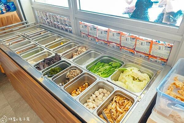 基隆美食。小李海鮮麵 八斗子車站對面的半自助吃泡麵 自選