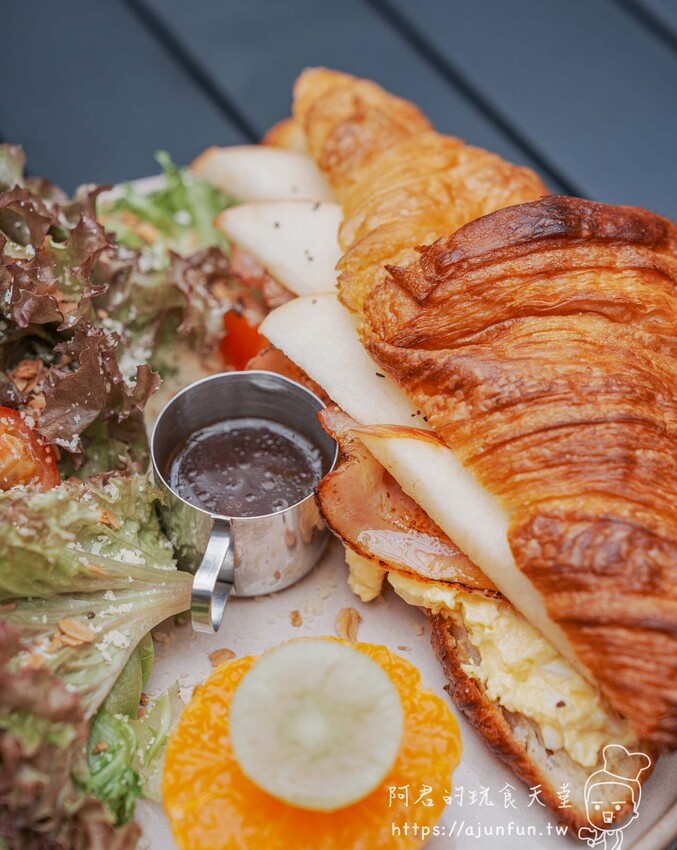 【台中肉桂捲推薦】OZM啢男咖啡甜點,巷弄老宅裡的創意司康