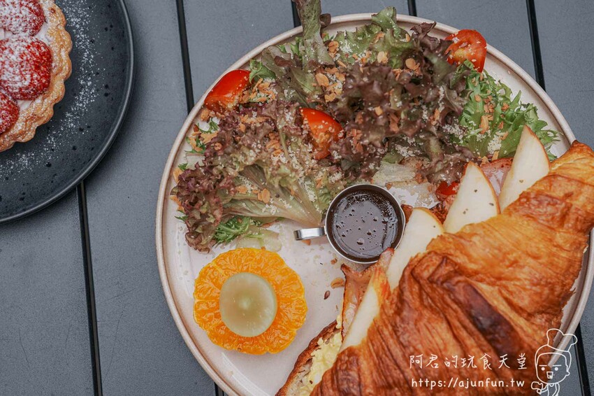 【台中肉桂捲推薦】OZM啢男咖啡甜點,巷弄老宅裡的創意司康