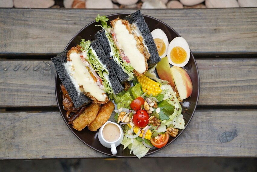 新竹平價又豐盛好吃的早午餐推薦！歡慶「掬熙商行 G.C Brunch & Coffee」一週年，早午餐時段皆享85折優惠！用餐空間寬敞又舒適，還是間寵物友善咖啡廳～ - 阿華田的美食日記