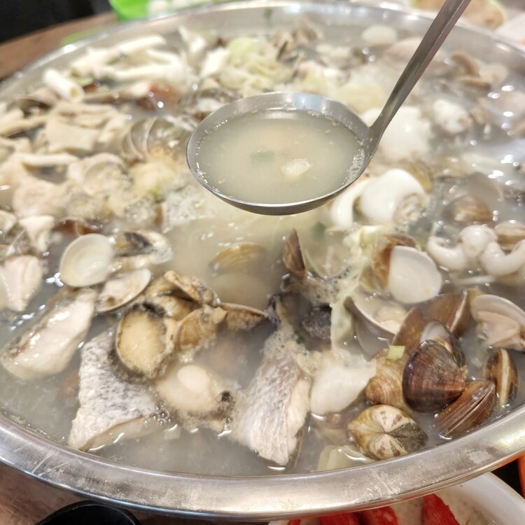 新竹最浮誇最強火鍋「石憶食鍋」1999Enjoy痛風海鮮鍋太狂啦！壽星送蝦、懷舊打卡氛圍一次滿足！