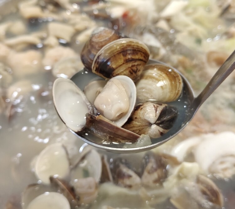 新竹最浮誇最強火鍋「石憶食鍋」1999Enjoy痛風海鮮鍋太狂啦！壽星送蝦、懷舊打卡氛圍一次滿足！