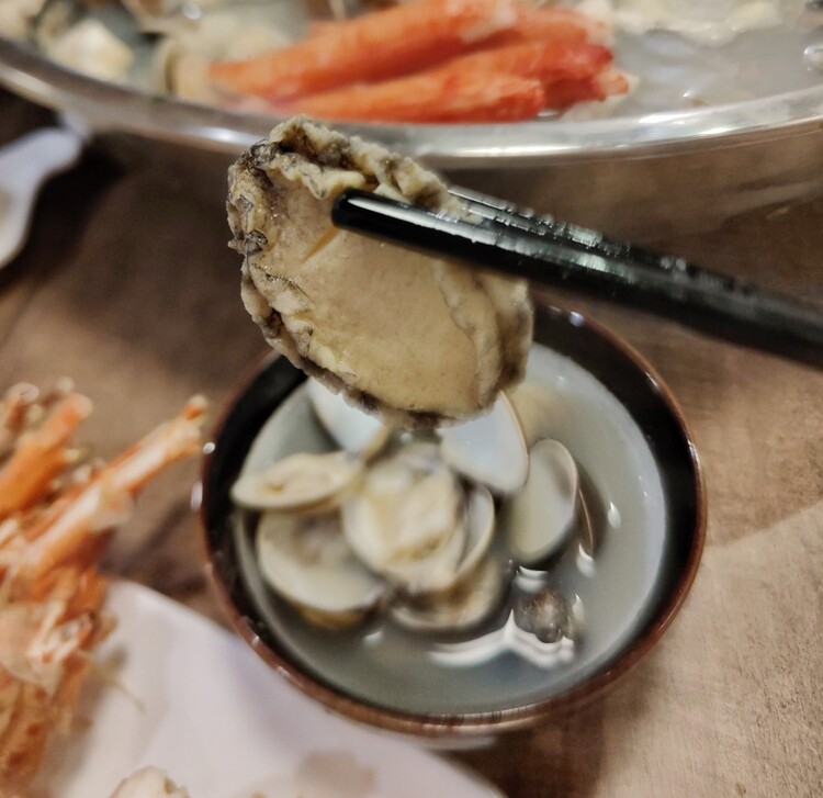新竹最浮誇最強火鍋「石憶食鍋」1999Enjoy痛風海鮮鍋太狂啦！壽星送蝦、懷舊打卡氛圍一次滿足！