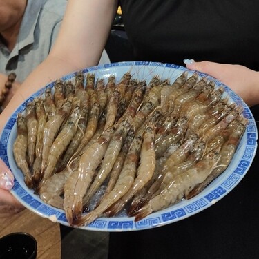 新竹最浮誇最強火鍋「石憶食鍋」1999Enjoy痛風海鮮鍋太狂啦！壽星送蝦、懷舊打卡氛圍一次滿足！