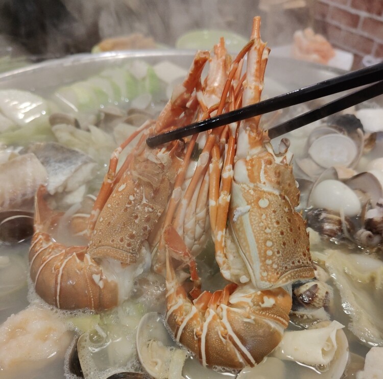 新竹最浮誇最強火鍋「石憶食鍋」1999Enjoy痛風海鮮鍋太狂啦！壽星送蝦、懷舊打卡氛圍一次滿足！