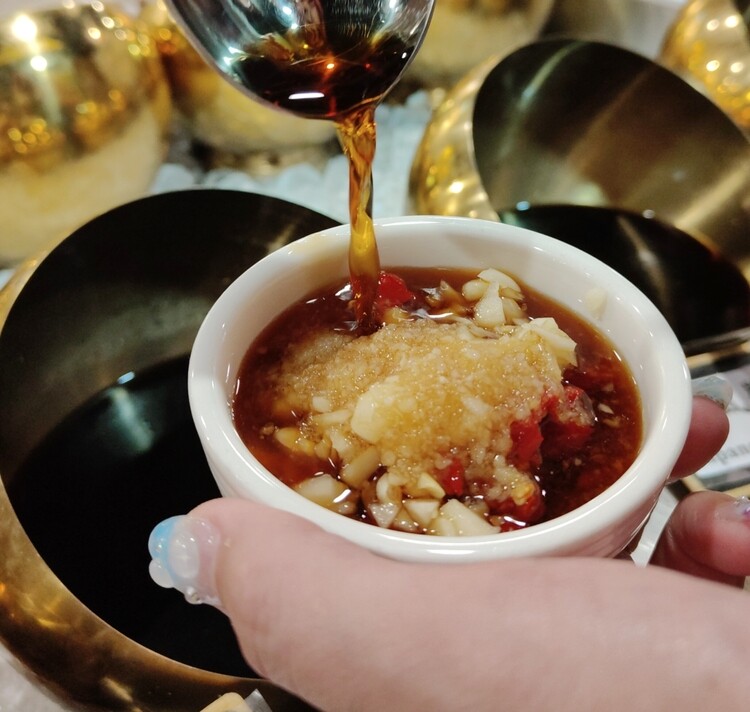 新竹最浮誇最強火鍋「石憶食鍋」1999Enjoy痛風海鮮鍋太狂啦！壽星送蝦、懷舊打卡氛圍一次滿足！
