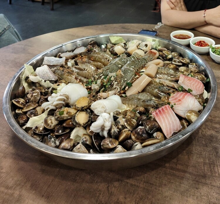 新竹最浮誇最強火鍋「石憶食鍋」1999Enjoy痛風海鮮鍋太狂啦！壽星送蝦、懷舊打卡氛圍一次滿足！