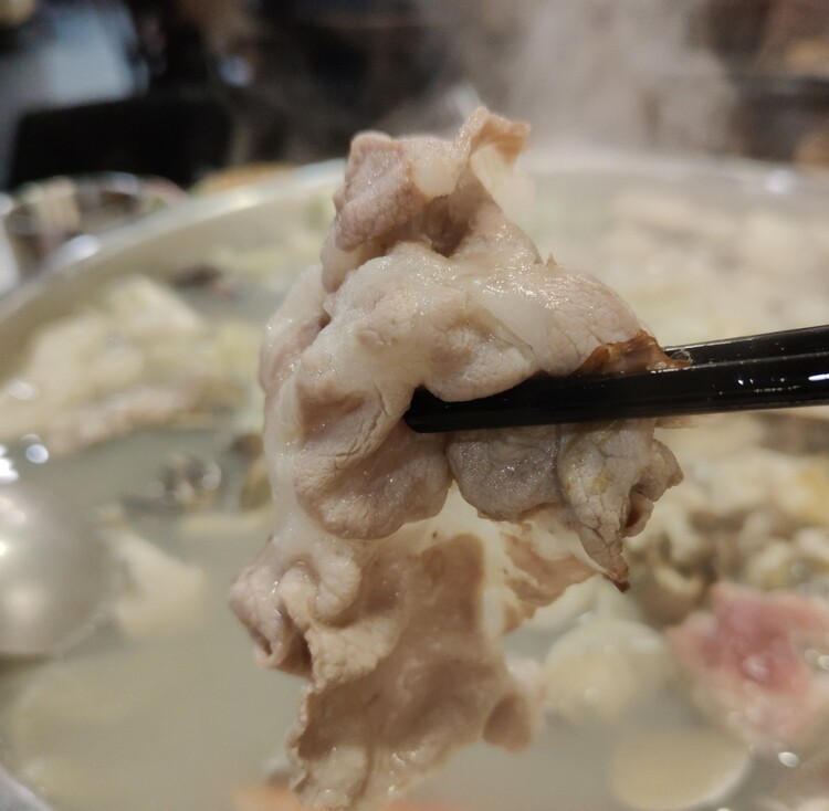 新竹最浮誇最強火鍋「石憶食鍋」1999Enjoy痛風海鮮鍋太狂啦！壽星送蝦、懷舊打卡氛圍一次滿足！