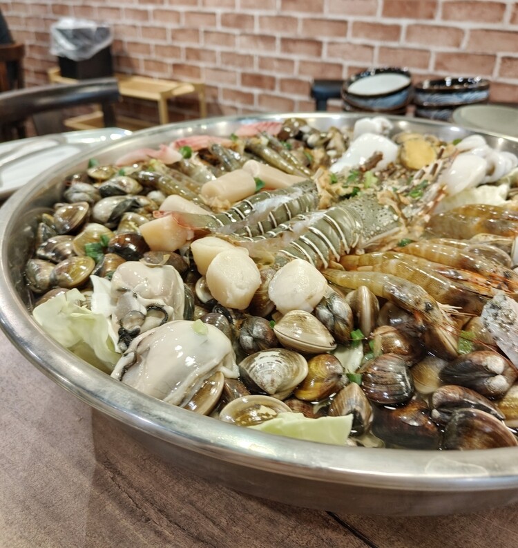 新竹最浮誇最強火鍋「石憶食鍋」1999Enjoy痛風海鮮鍋太狂啦！壽星送蝦、懷舊打卡氛圍一次滿足！