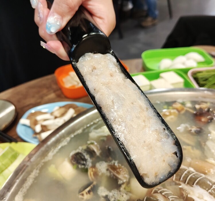 新竹最浮誇最強火鍋「石憶食鍋」1999Enjoy痛風海鮮鍋太狂啦！壽星送蝦、懷舊打卡氛圍一次滿足！