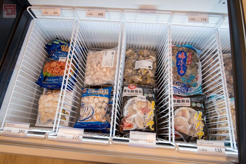 【冷凍食品賣場】專業冷凍食品超市，海鮮、生鮮、調理食品一次購足，千款商品現貨供應，專屬停車場及小孩遊樂區~魚大俠冷凍食材本舖 - 南人幫