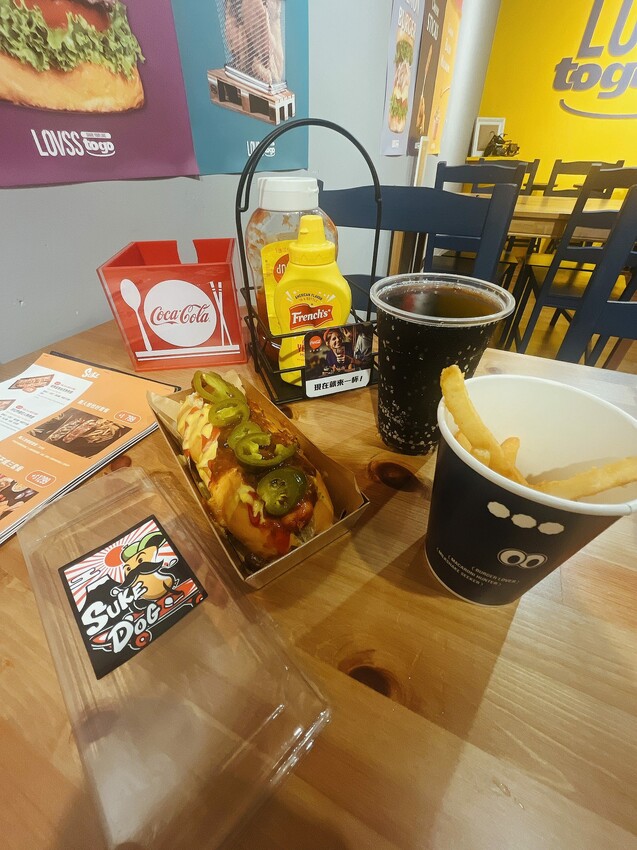 #台北內湖 Suke Dog 吃樂狗以捏 | 美式熱狗堡套餐，內湖的熱門美食聚集地