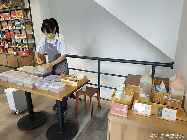 迪化街伴手禮|六月初一8結蛋捲 迪化門市|伴手禮專賣文青美店,免費試吃試喝,設有二樓景觀座位區,迪化商