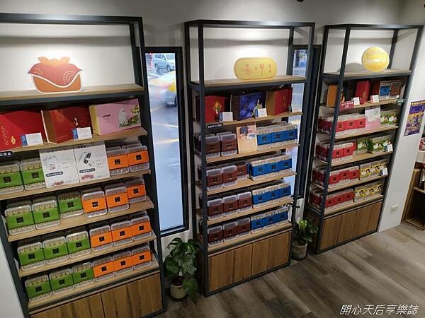 迪化街伴手禮|六月初一8結蛋捲 迪化門市|伴手禮專賣文青美店,免費試吃試喝,設有二樓景觀座位區,迪化商