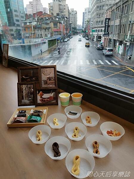 迪化街伴手禮|六月初一8結蛋捲 迪化門市|伴手禮專賣文青美店,免費試吃試喝,設有二樓景觀座位區,迪化商