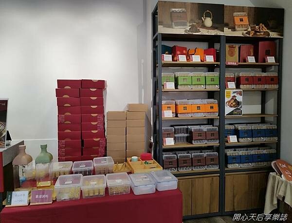 迪化街伴手禮|六月初一8結蛋捲 迪化門市|伴手禮專賣文青美店,免費試吃試喝,設有二樓景觀座位區,迪化商