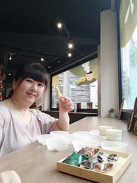 迪化街伴手禮|六月初一8結蛋捲 迪化門市|伴手禮專賣文青美店,免費試吃試喝,設有二樓景觀座位區,迪化商