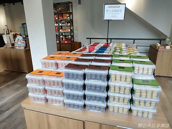 迪化街伴手禮|六月初一8結蛋捲 迪化門市|伴手禮專賣文青美店,免費試吃試喝,設有二樓景觀座位區,迪化商