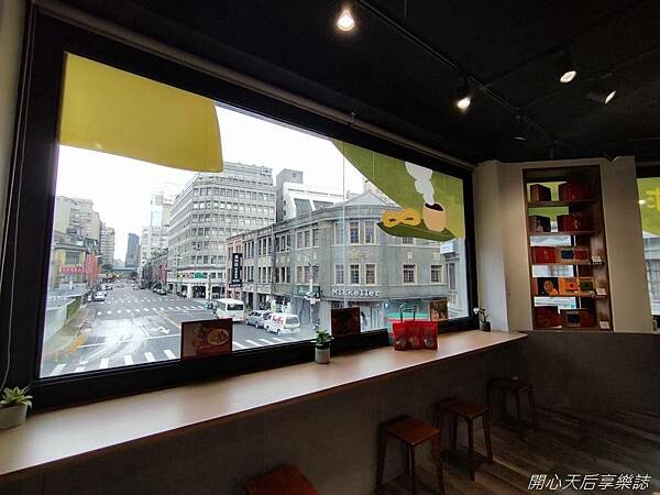 迪化街伴手禮|六月初一8結蛋捲 迪化門市|伴手禮專賣文青美店,免費試吃試喝,設有二樓景觀座位區,迪化商