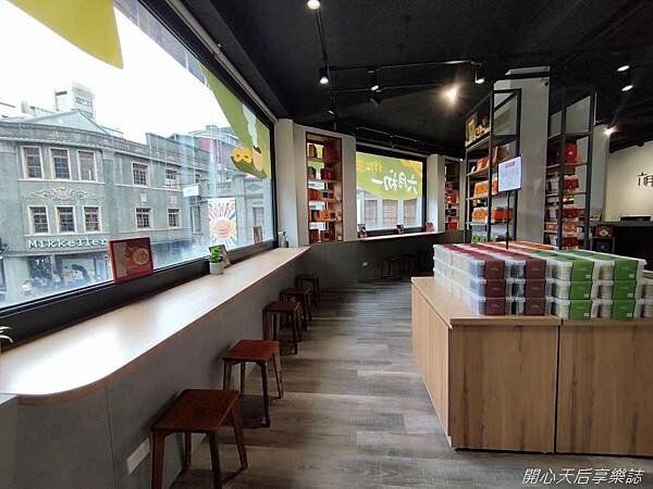 迪化街伴手禮|六月初一8結蛋捲 迪化門市|伴手禮專賣文青美店,免費試吃試喝,設有二樓景觀座位區,迪化商