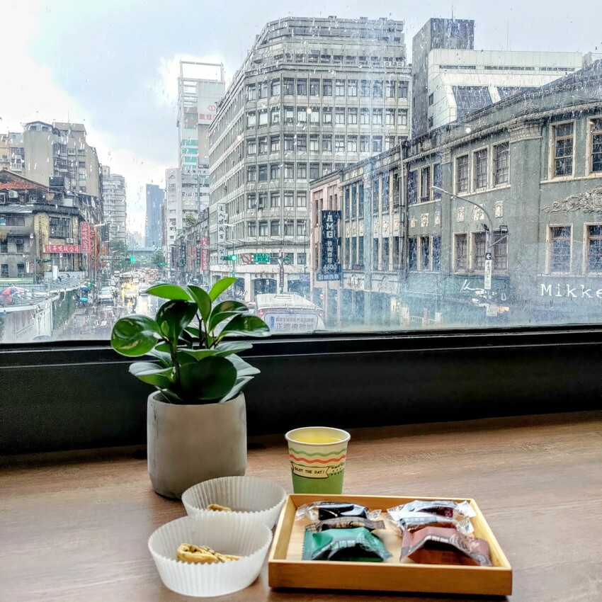 六月初一|迪化門市限定-茄芷袋組合:8結蛋捲、一口鳳梨酥、南棗核桃糕。二樓設有試吃體驗空間 - Ivy。旅圖嬉遊記