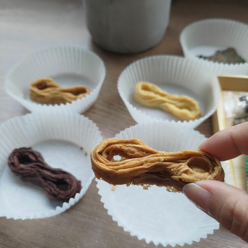 六月初一|迪化門市限定-茄芷袋組合:8結蛋捲、一口鳳梨酥、南棗核桃糕。二樓設有試吃體驗空間 - Ivy。旅圖嬉遊記