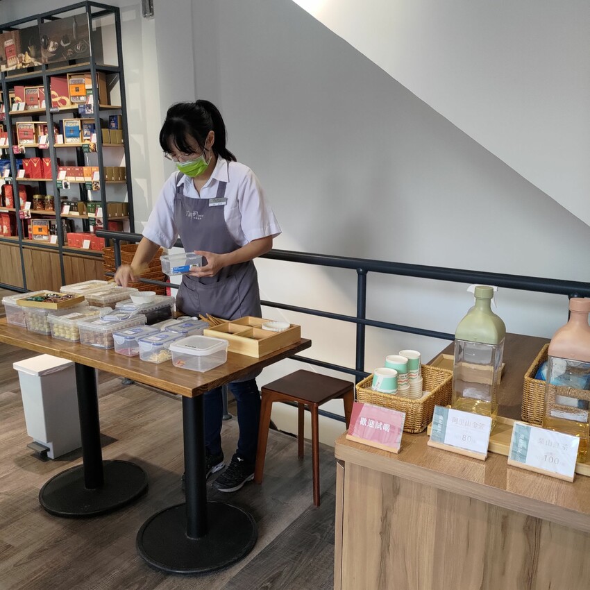 六月初一|迪化門市限定-茄芷袋組合:8結蛋捲、一口鳳梨酥、南棗核桃糕。二樓設有試吃體驗空間 - Ivy。旅圖嬉遊記