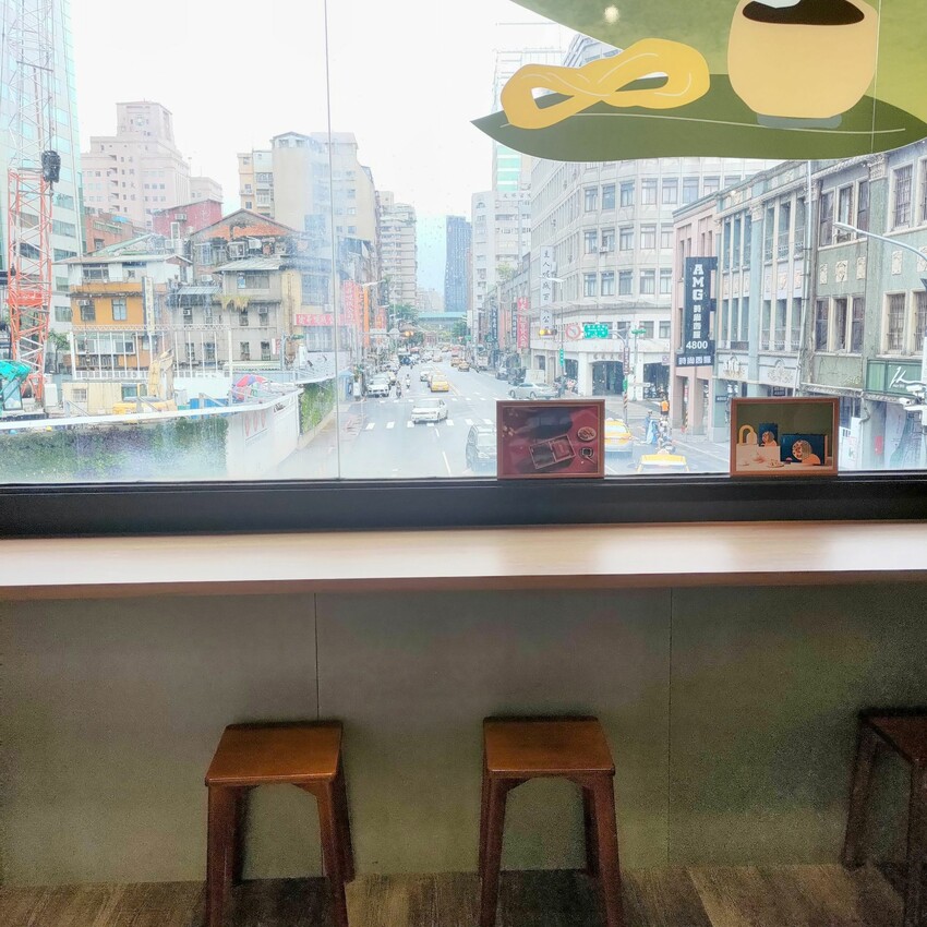 六月初一|迪化門市限定-茄芷袋組合:8結蛋捲、一口鳳梨酥、南棗核桃糕。二樓設有試吃體驗空間 - Ivy。旅圖嬉遊記