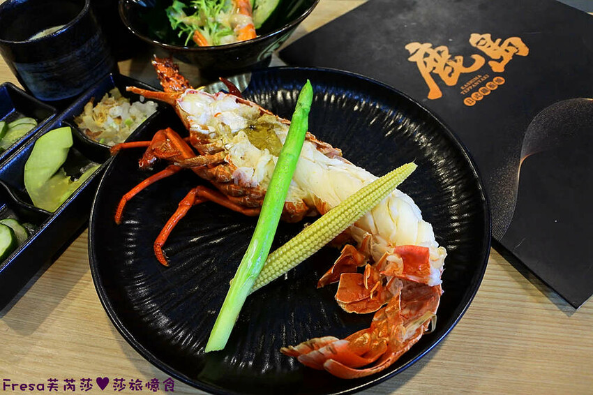屏東美食【鹿島日式鐵板燒】龍蝦和牛奢華料理.高檔食材平價饗宴│水姑娘龍蝦│日本和牛│家樂福美食街 - Fresa芙芮莎♥莎旅憶食