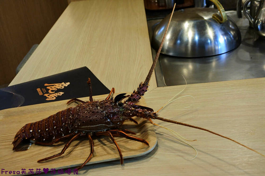 屏東美食【鹿島日式鐵板燒】龍蝦和牛奢華料理.高檔食材平價饗宴│水姑娘龍蝦│日本和牛│家樂福美食街 - Fresa芙芮莎♥莎旅憶食