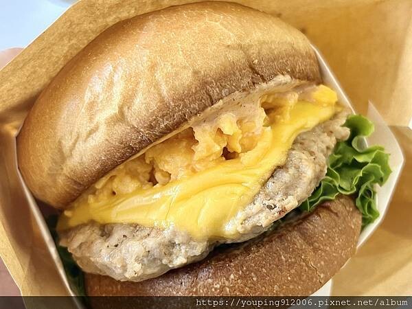 台北士林區｜Runnyegg Burger 天母棒球場附近的奶油黃風格美式漢堡店，不吃牛也可以換成豬的漢堡排(附菜單)