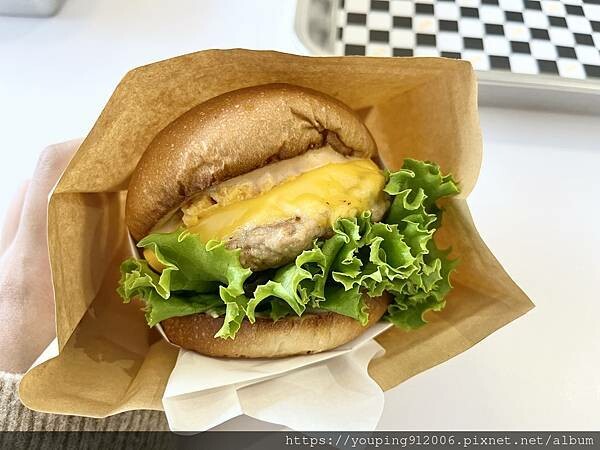 台北士林區｜Runnyegg Burger 天母棒球場附近的奶油黃風格美式漢堡店，不吃牛也可以換成豬的漢堡排(附菜單)