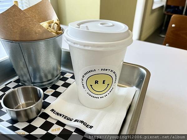 台北士林區｜Runnyegg Burger 天母棒球場附近的奶油黃風格美式漢堡店，不吃牛也可以換成豬的漢堡排(附菜單)