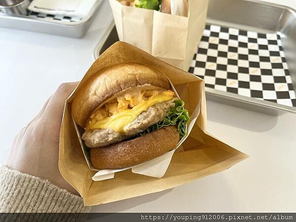 台北士林區｜Runnyegg Burger 天母棒球場附近的奶油黃風格美式漢堡店，不吃牛也可以換成豬的漢堡排(附菜單)