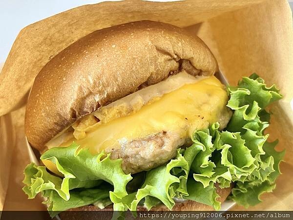 台北士林區｜Runnyegg Burger 天母棒球場附近的奶油黃風格美式漢堡店，不吃牛也可以換成豬的漢堡排(附菜單)